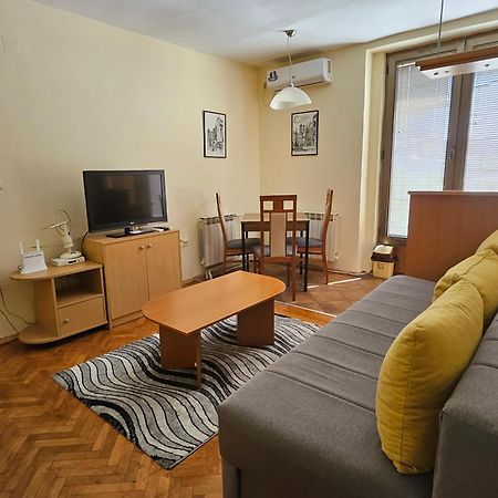 Lovely Square Apartment Purple Velvet Skopje Exterior photo