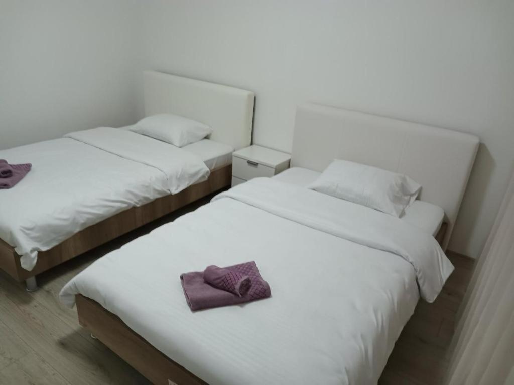 Lovely Square Apartment Purple Velvet Skopje Room photo