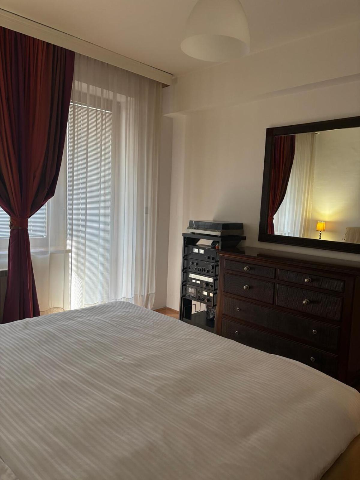 Lovely Square Apartment Purple Velvet Skopje Room photo